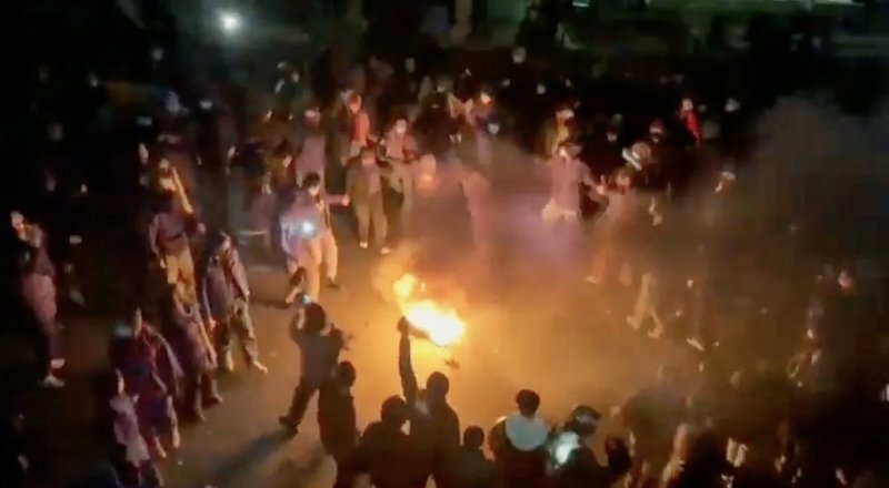 Få verifierade bilder tar sig igenom regimens blockad av internet och telefoni. I denna stillbild från en video syns demonstranter i Teheran i fredags kväll. Foto: UGC via AP/TT Få verifierade bilder tar sig igenom regimens blockad av internet och telefoni. I denna stillbild från en video syns demonstranter i Teheran i fredags kväll. Foto: UGC via AP/TT